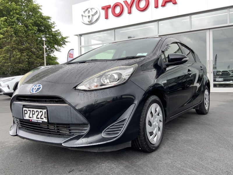 2017 Toyota Aqua 1.5 Hybrid G - Leather seats! image 4