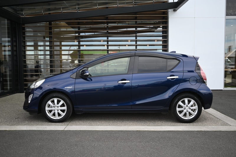 2017 Toyota Aqua 1.5 Hybrid S 2WD HatchBack image 5