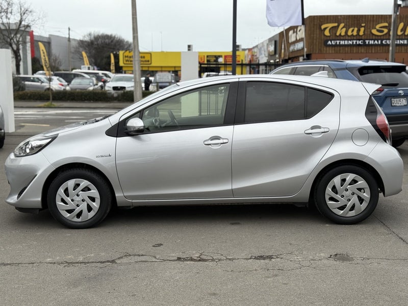 2017 Toyota Aqua 1.5 Hybrid S 5 Dr Hatch image 4