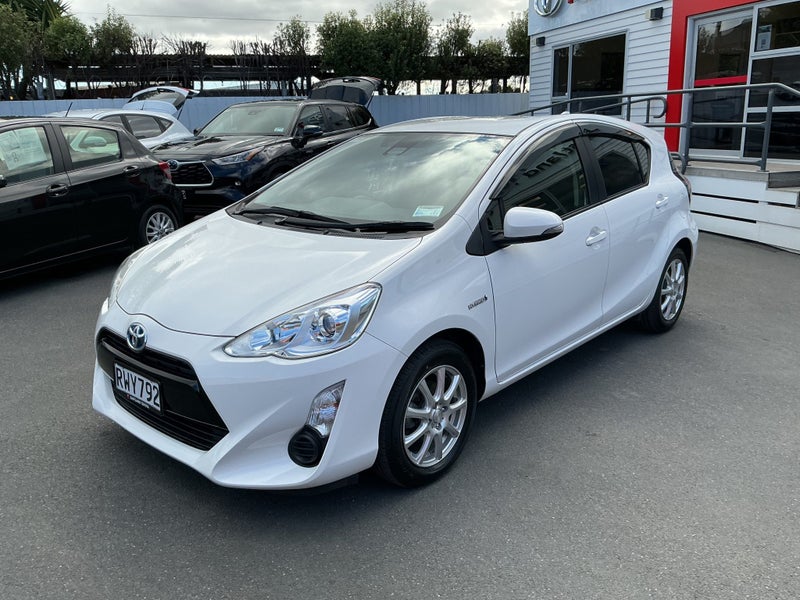 2017 Toyota Aqua 1.5 Hybrid S 5 Dr Hatch image 3