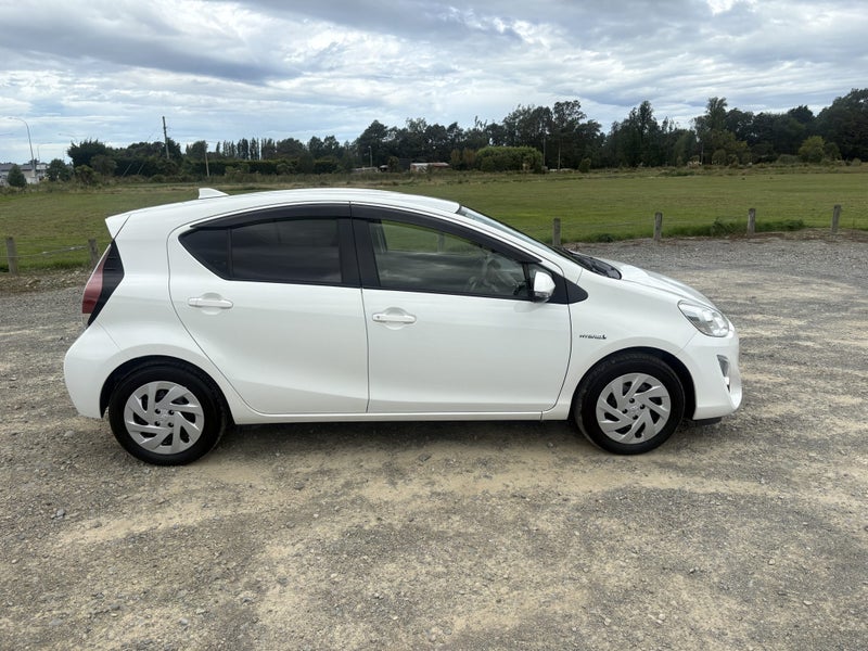 2017 Toyota Aqua 1.5 Hybrid S 5 Dr Hatch CVT 2WD image 3