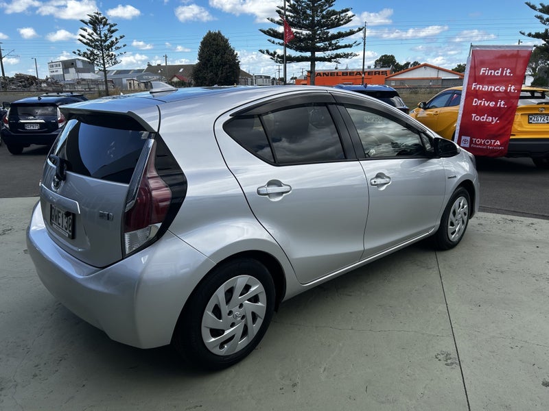 2017 Toyota Aqua 1.5 Hybrid S Automatic Hatch image 5