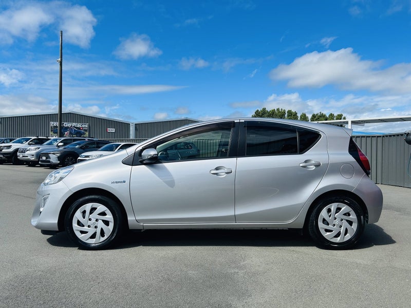 2017 Toyota Aqua 1.5 Hybrid S Automatic Hatch image 5