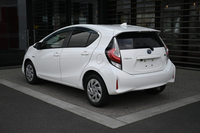 2017 Toyota Aqua 1.5 Hybrid S FWD Hatchback image 4