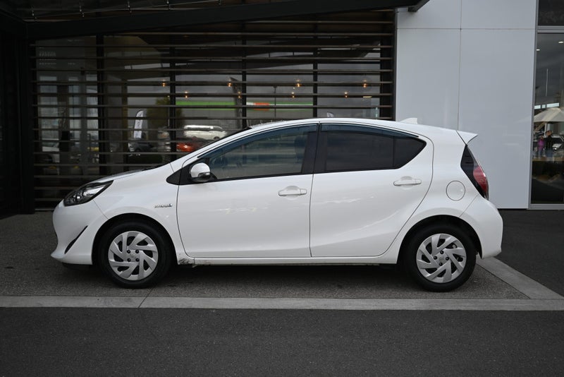 2017 Toyota Aqua 1.5 Hybrid S FWD Hatchback image 5