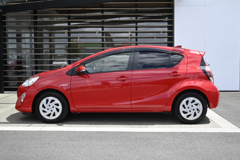 2017 Toyota Aqua 1.5 Hybrid S FWD Hatchback image 3