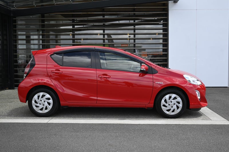 2017 Toyota Aqua 1.5 Hybrid S FWD Hatchback image 5