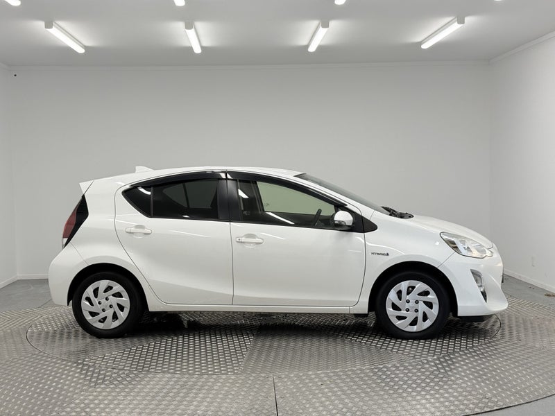 2017 Toyota Aqua 1.5 Hybrid S Hatch image 2