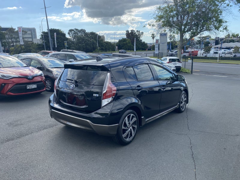 2017 Toyota Aqua 1.5 Hybrid X Urban image 2