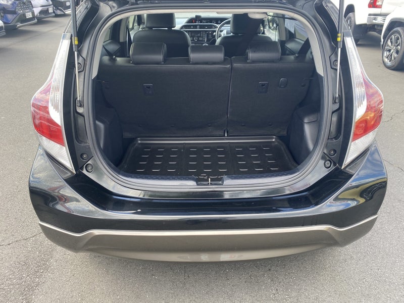 2017 Toyota Aqua 1.5 Hybrid X Urban image 4