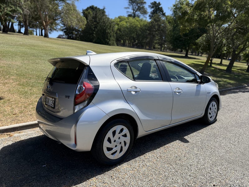 2017 Toyota Aqua 1.5 L 5Dr Hatch image 4