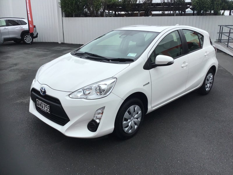 2017 Toyota Aqua 1.5 L Hybrid Hatch image 3