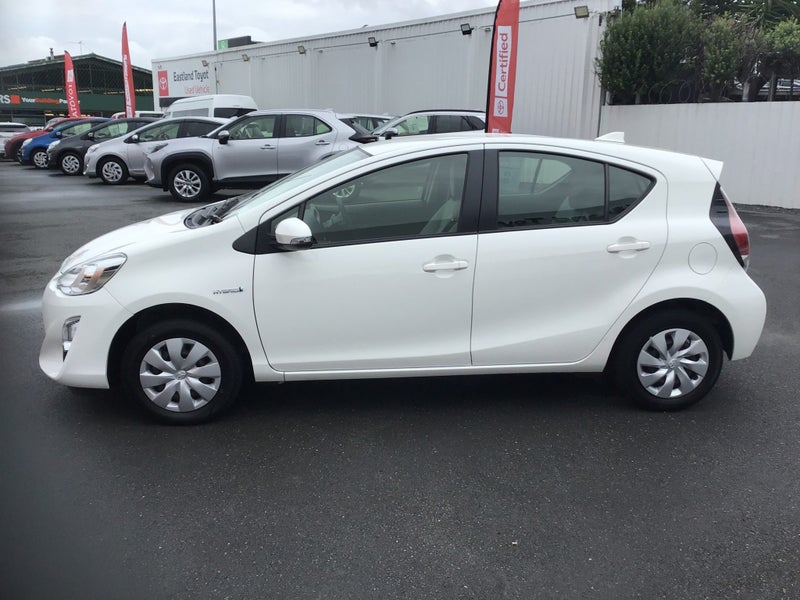 2017 Toyota Aqua 1.5 L Hybrid Hatch image 5