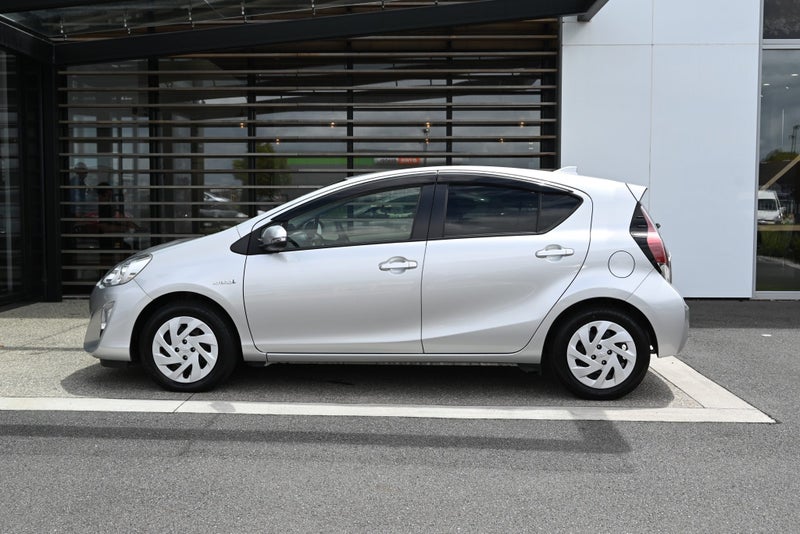 2017 Toyota Aqua 1.5 Petrol Hybrid S FWD Hatchback image 3