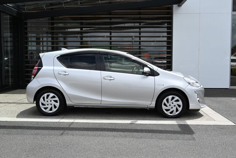 2017 Toyota Aqua 1.5 Petrol Hybrid S FWD Hatchback image 5