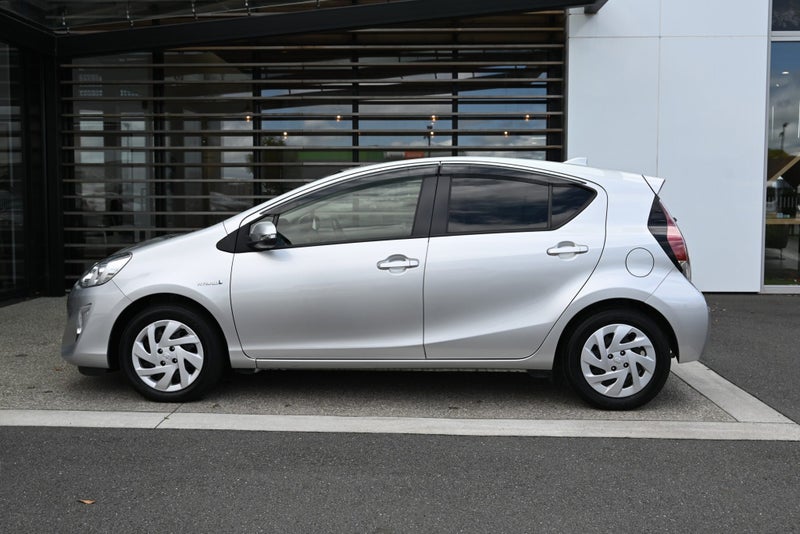 2017 Toyota Aqua 1.5 Petrol Hybrid S FWD Hatchback image 3