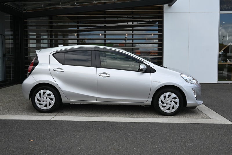 2017 Toyota Aqua 1.5 Petrol Hybrid S FWD Hatchback image 5