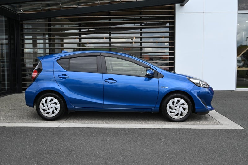 2017 Toyota Aqua 1.5 Petrol Hybrid S FWD Hatchback image 5