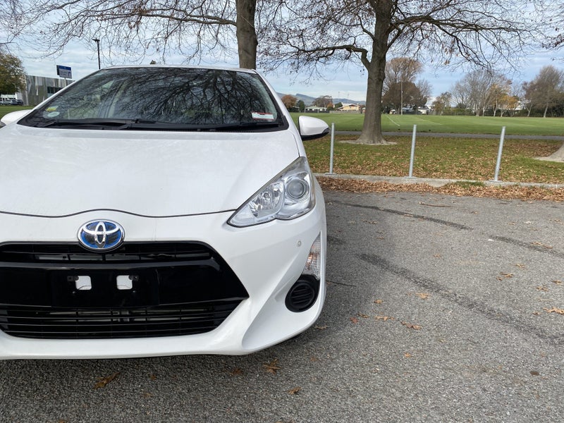 2017 Toyota Aqua 1.5L Hybrid S CVT Hatch image 4