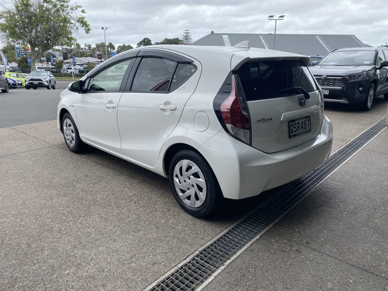 2017 Toyota Aqua 1.5P Hybrid S Hatch image 4