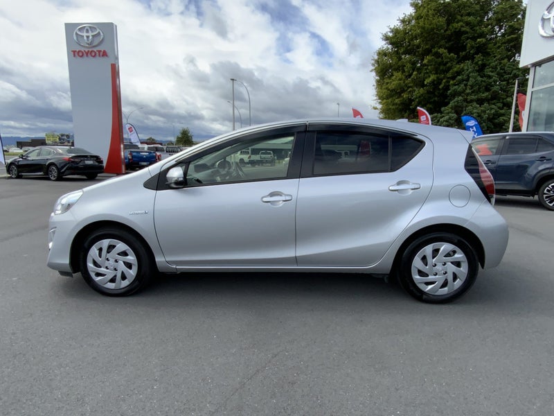 2017 Toyota Aqua Certified !! image 5