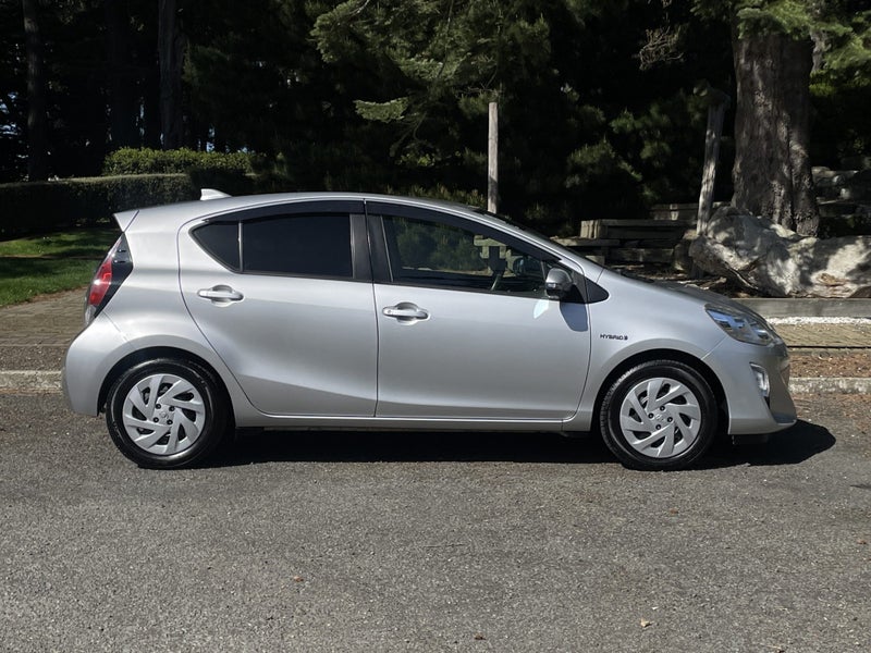 2017 Toyota Aqua G Hybrid image 3