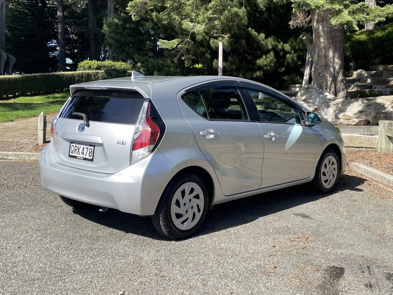 2017 Toyota Aqua G Hybrid image 4