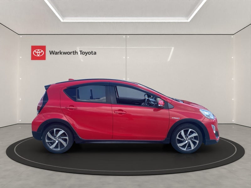 2017 Toyota Aqua Hybrid image 3