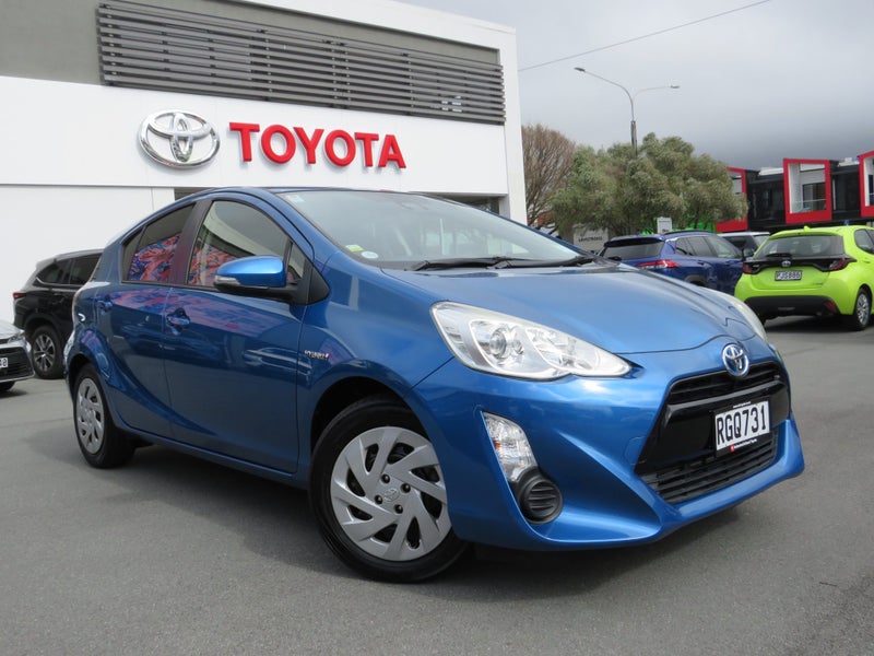 2017 Toyota Aqua Hybrid image 1