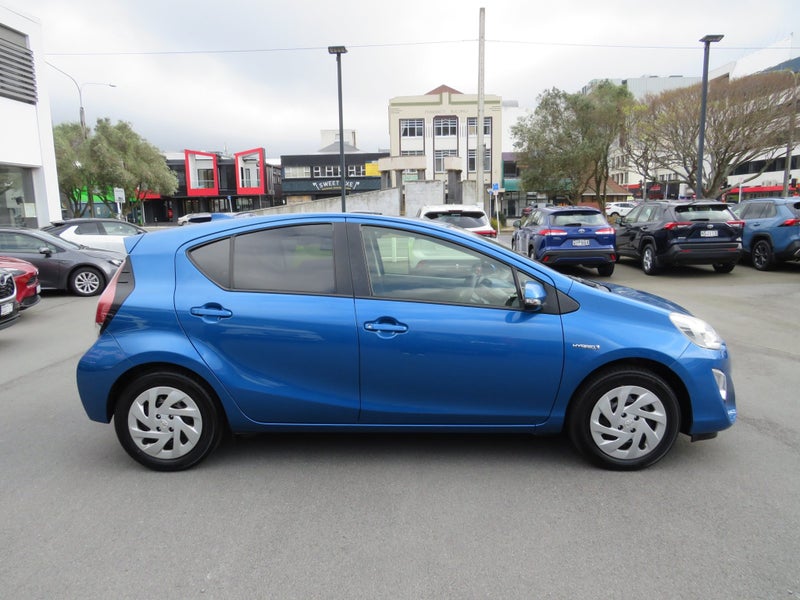 2017 Toyota Aqua Hybrid image 3