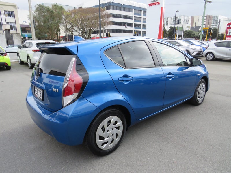 2017 Toyota Aqua Hybrid image 4