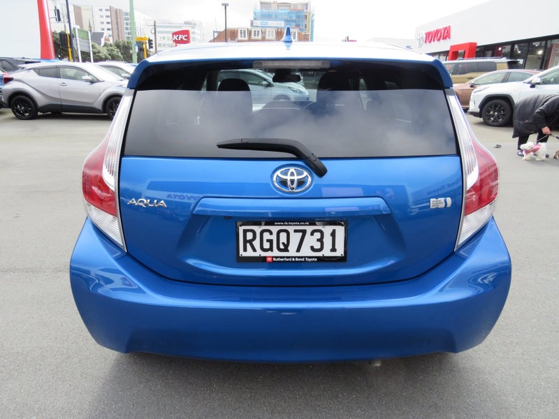 2017 Toyota Aqua Hybrid image 5