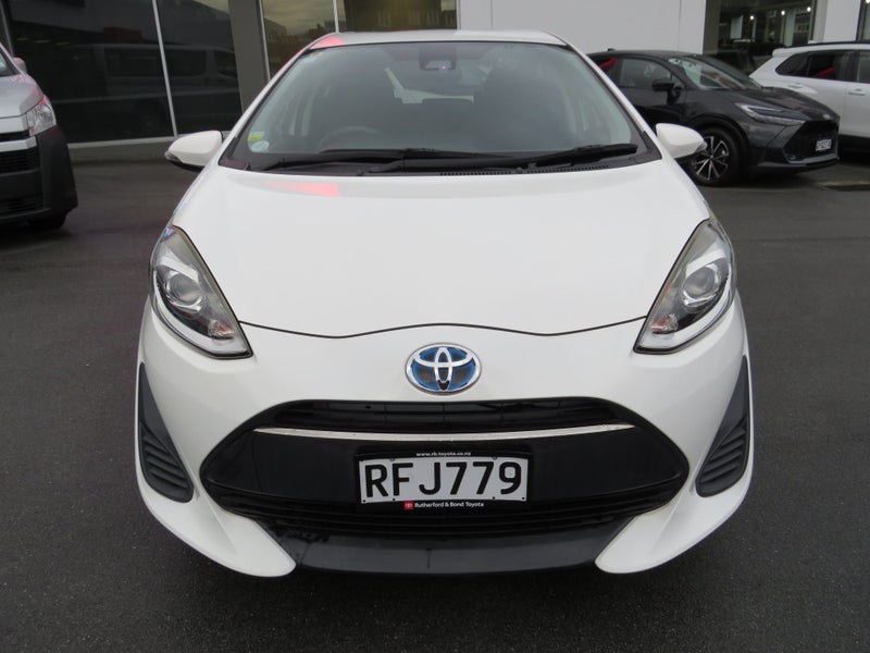 2017 Toyota Aqua Hybrid image 2