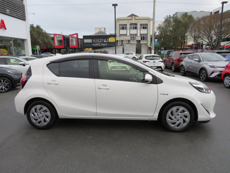 2017 Toyota Aqua Hybrid image 3