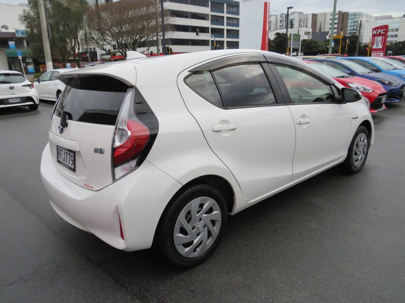 2017 Toyota Aqua Hybrid image 4