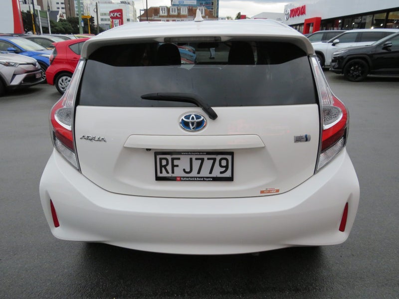 2017 Toyota Aqua Hybrid image 5