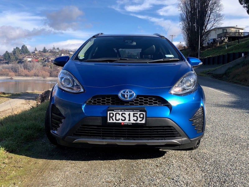 2017 Toyota Aqua Hybrid Crossover image 2