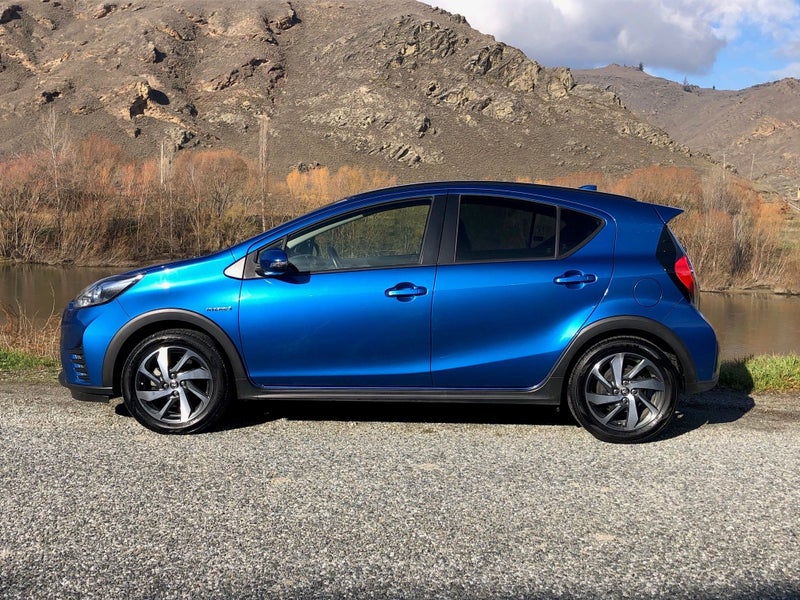2017 Toyota Aqua Hybrid Crossover image 4