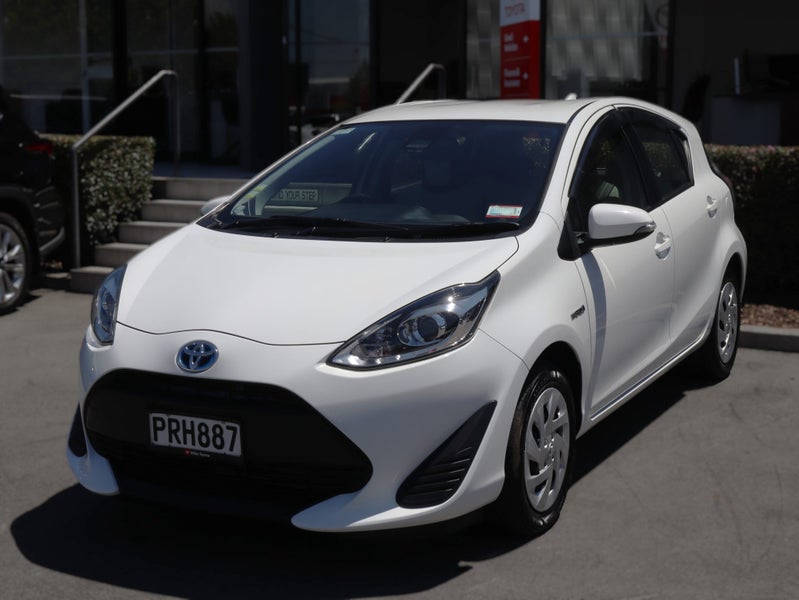 2017 Toyota Aqua Hybrid L, Hatchback image 3