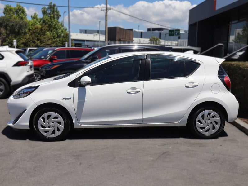 2017 Toyota Aqua Hybrid L, Hatchback image 4