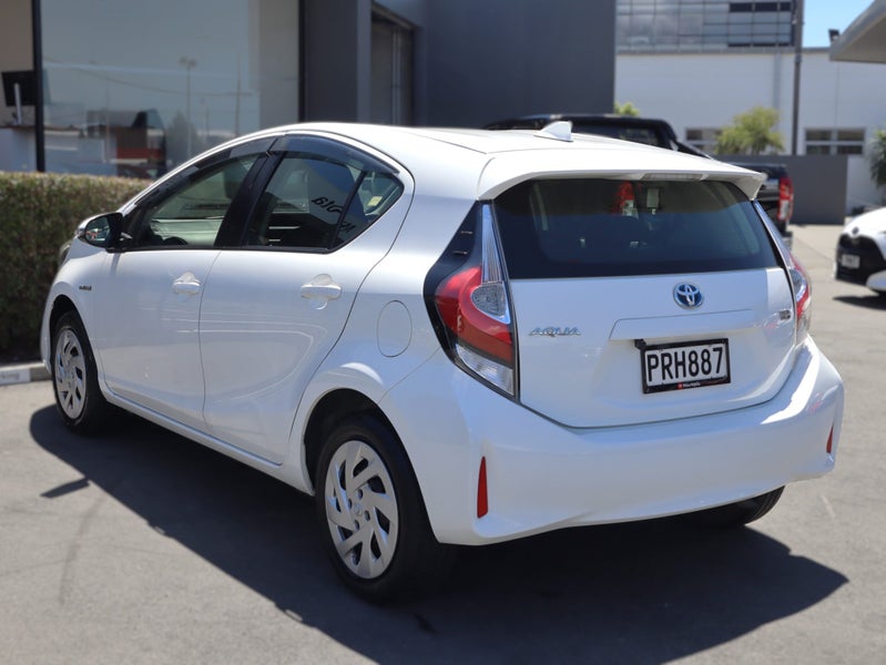 2017 Toyota Aqua Hybrid L, Hatchback image 5