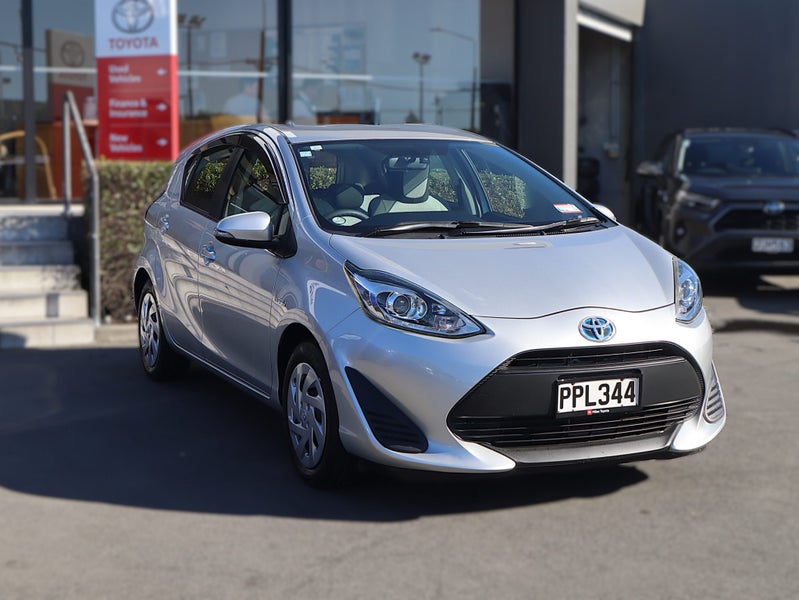 2017 Toyota Aqua Hybrid, Push button start image 1