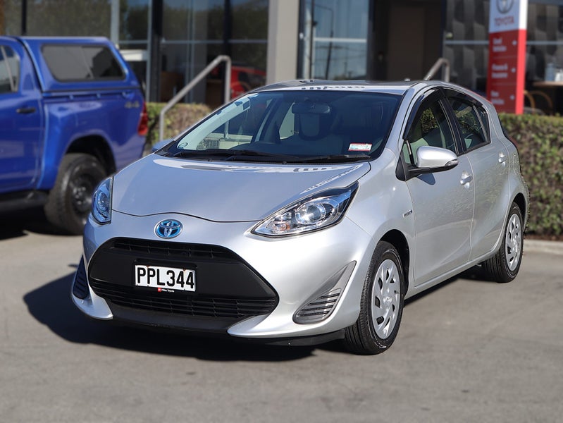 2017 Toyota Aqua Hybrid, Push button start image 3