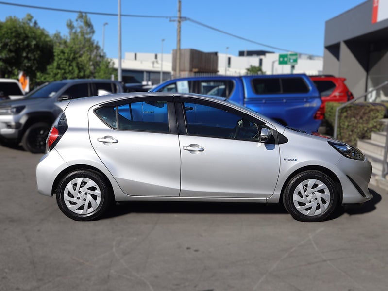 2017 Toyota Aqua Hybrid, Push button start image 4