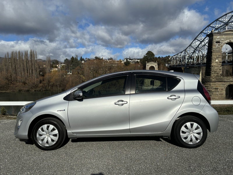 2017 Toyota Aqua Hybrid S image 4