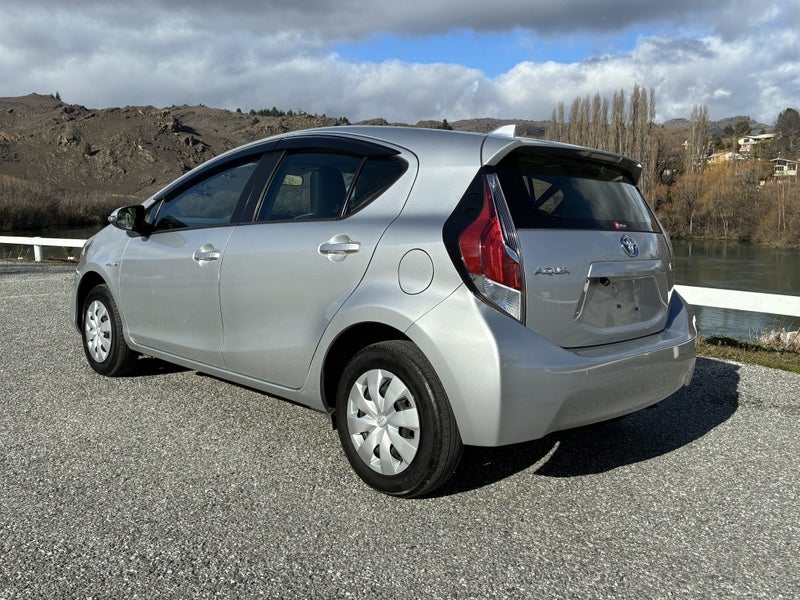 2017 Toyota Aqua Hybrid S image 5