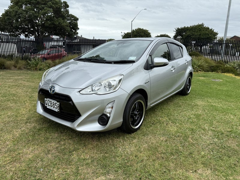 2017 Toyota Aqua Hybrid Synergy Drive Automatic... image 3