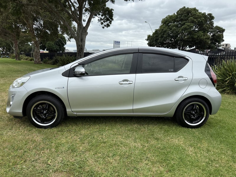 2017 Toyota Aqua Hybrid Synergy Drive Automatic... image 4