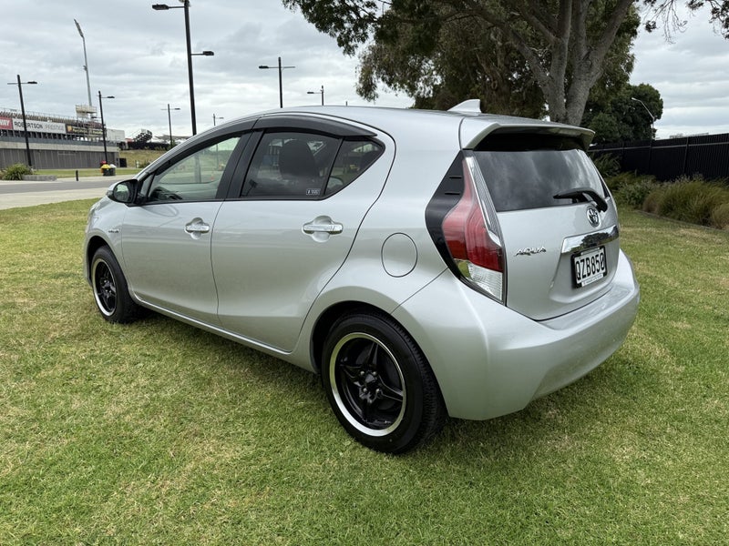 2017 Toyota Aqua Hybrid Synergy Drive Automatic... image 5