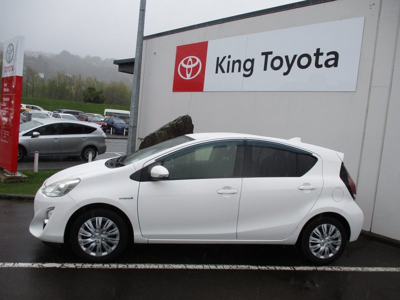 2017 Toyota Aqua S Hybrid image 2